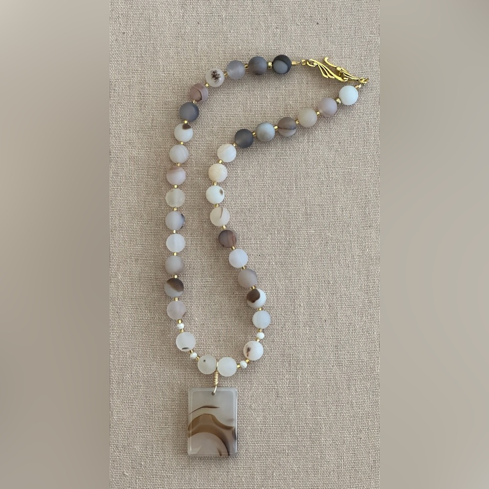 22 inch Matte Flower Agate bead necklace NWOT - Picture 8 of 15